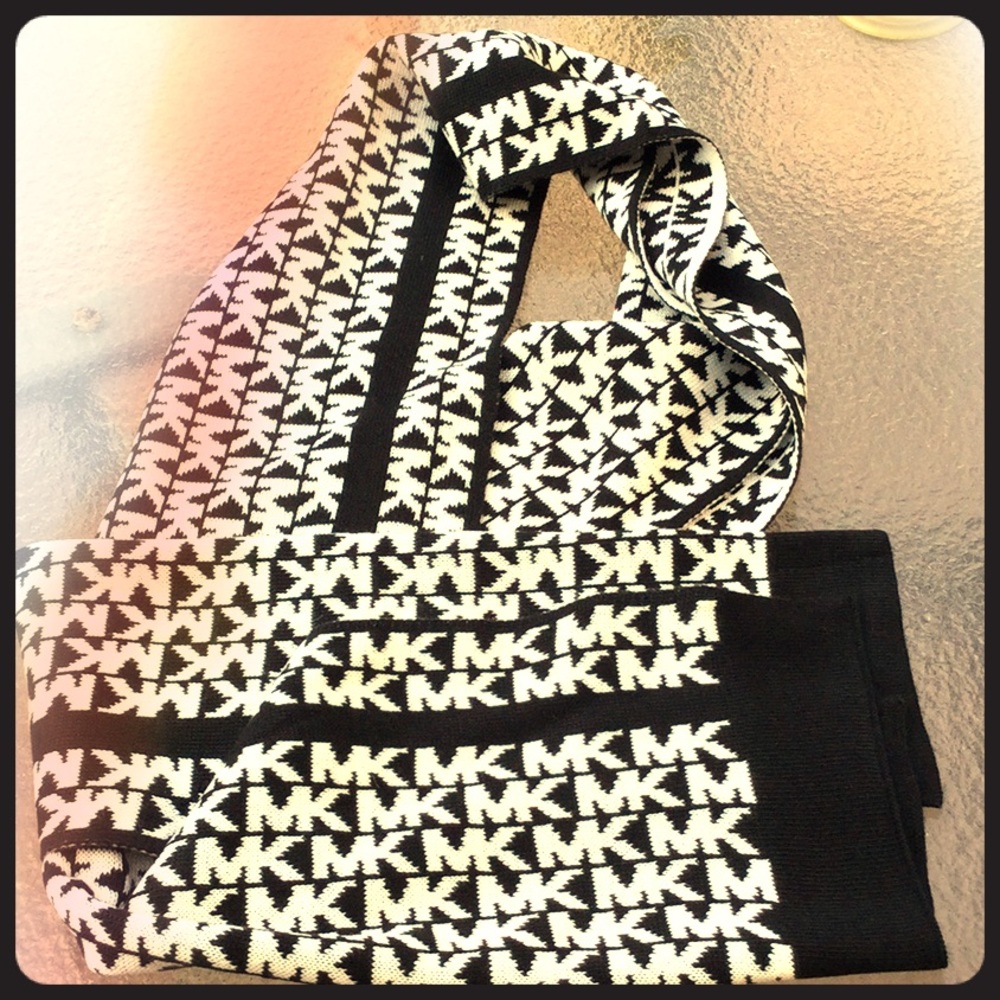 Michael Kors scarf NWOT black and white MK pattern